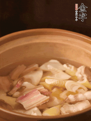 春筍、咸肉、咸肉一起入砂鍋，加姜片、料酒、清水大火煮沸到湯色變白。轉(zhuǎn)小火慢篤半小時(shí)。