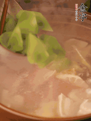 再加入焯水過(guò)的百葉結(jié)、萵筍塊燉15-20分鐘。