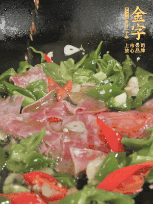 再下蒸炒火腿煸炒，加少許白糖提鮮。