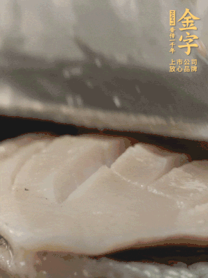 鮑魚用勺子撬出來，去掉內(nèi)臟和牙齒，加面粉、白醋、鹽、啤酒抓一下，清水洗凈，切花刀。