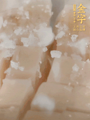 鮑魚中加點鹽、蠔油抓拌一下。