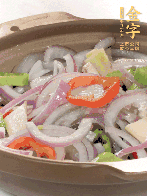 砂鍋底鋪上香菜，放上料頭，再放上焯過水的鮑魚殼。
