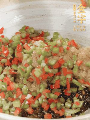 XO醬、蒜蓉醬、青紅椒粒攪拌成醬料。
