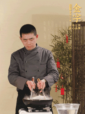 整只土雞冷水下鍋，加蔥姜、料酒焯水，撈出后用溫水清洗干凈。