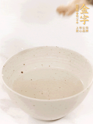 羊肚菌流水洗凈2遍后，溫水泡發(fā)15-20分鐘。