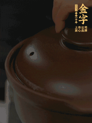 雞、火腿、姜片一起放入砂鍋中，大火轉(zhuǎn)小火燉2小時。