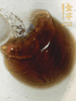 黃酒中加清水、蒸魚豉油、白砂糖混合均勻。