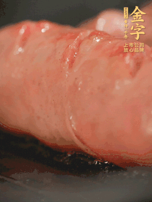 金字烤腸劃花刀，小火慢煎，煎到表皮金黃微焦即可。