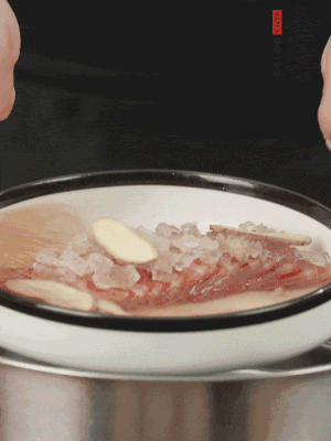 置于盤中，加冰糖100g、黃酒100g、水200g，上鍋蒸20分鐘。