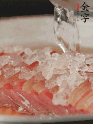 依舊放上冰糖100g、黃酒100g、水200g，鍋中再蒸15分鐘。