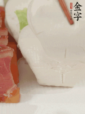 生菜切段，放入荷葉夾。
