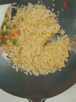 下豌豆粒、胡蘿卜粒、玉米粒。（買現(xiàn)成冷凍的雜菜即可，非常方便）