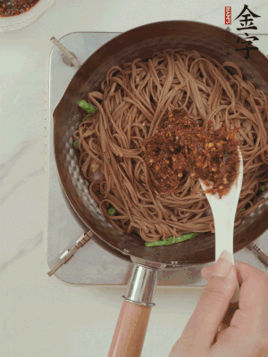 下蕎麥面，淋上少許醬油，加2勺金字火腿大師醬略翻炒即可。