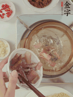 魷魚(yú)熱水下鍋，焯水備用。