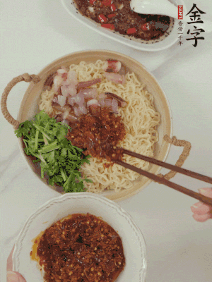 在面上鋪魷魚(yú)、香菜、金字火腿大師醬。