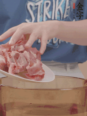 排骨剁小塊，加姜片、料酒沸水下鍋焯水。