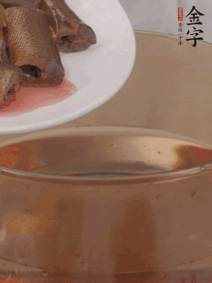 處理干凈的黃鱔段，加姜片、料酒沸水下鍋焯水。撈出用涼水沖洗干凈。