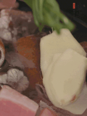 加姜片、蔥結(jié)、料酒。