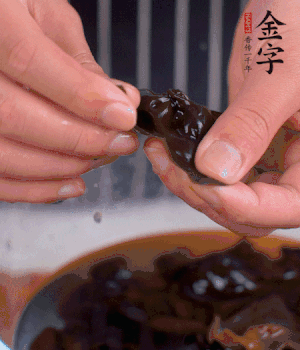 木耳冷水泡發(fā)，處理成小塊。（如果是小木耳就不用切了）
