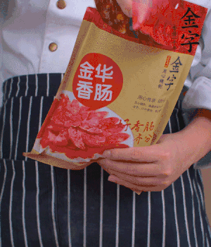 香腸切成斜片，小米辣切成斜片。