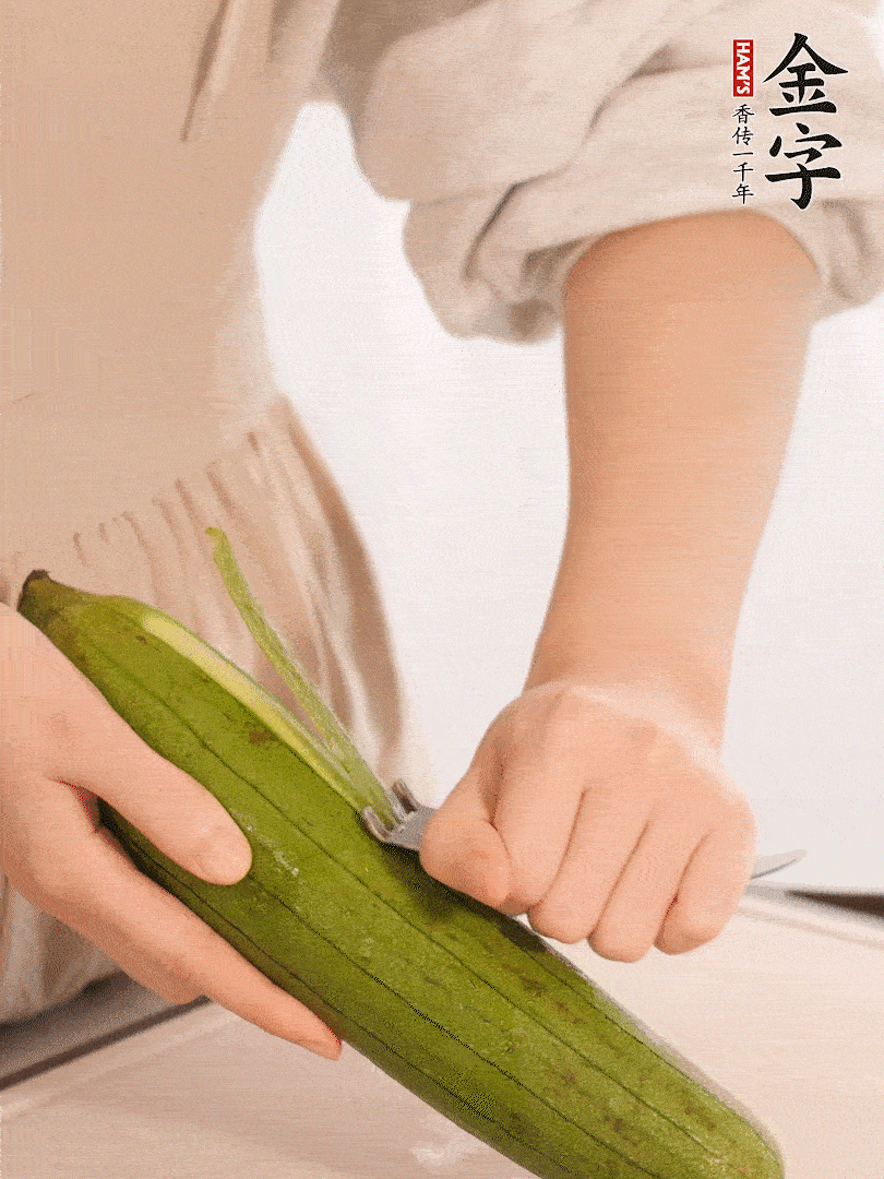 絲瓜去皮切滾刀塊用鹽殺一下水分洗凈。