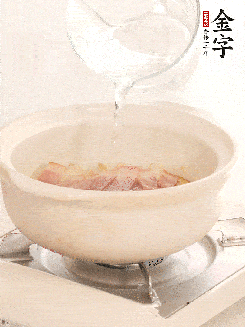 放入火腿片，加開水，再加入豆腐
