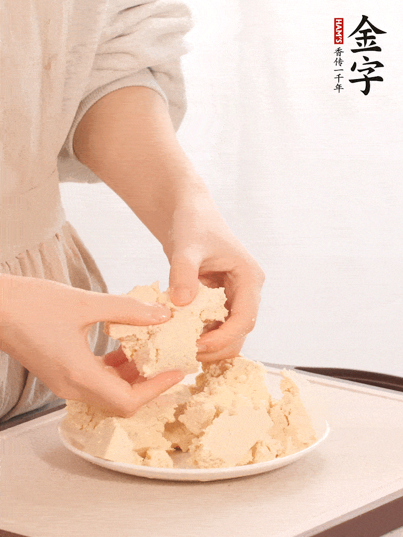老豆腐用手掰成塊。