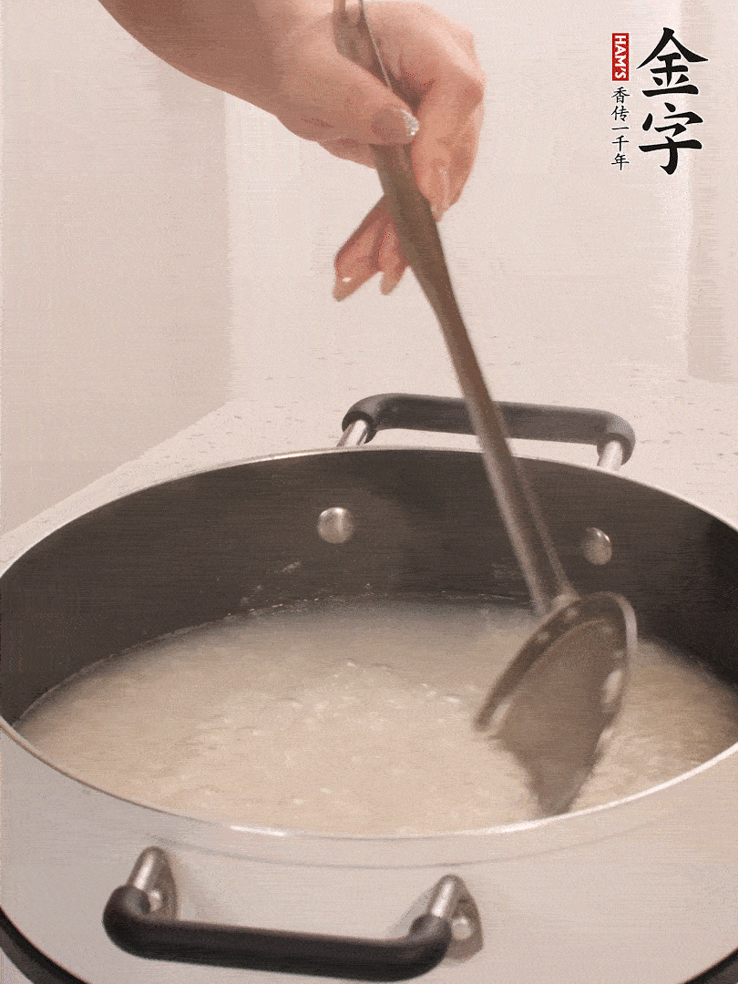 香菇、土豆、胡蘿卜、金字土香腸切小塊。
