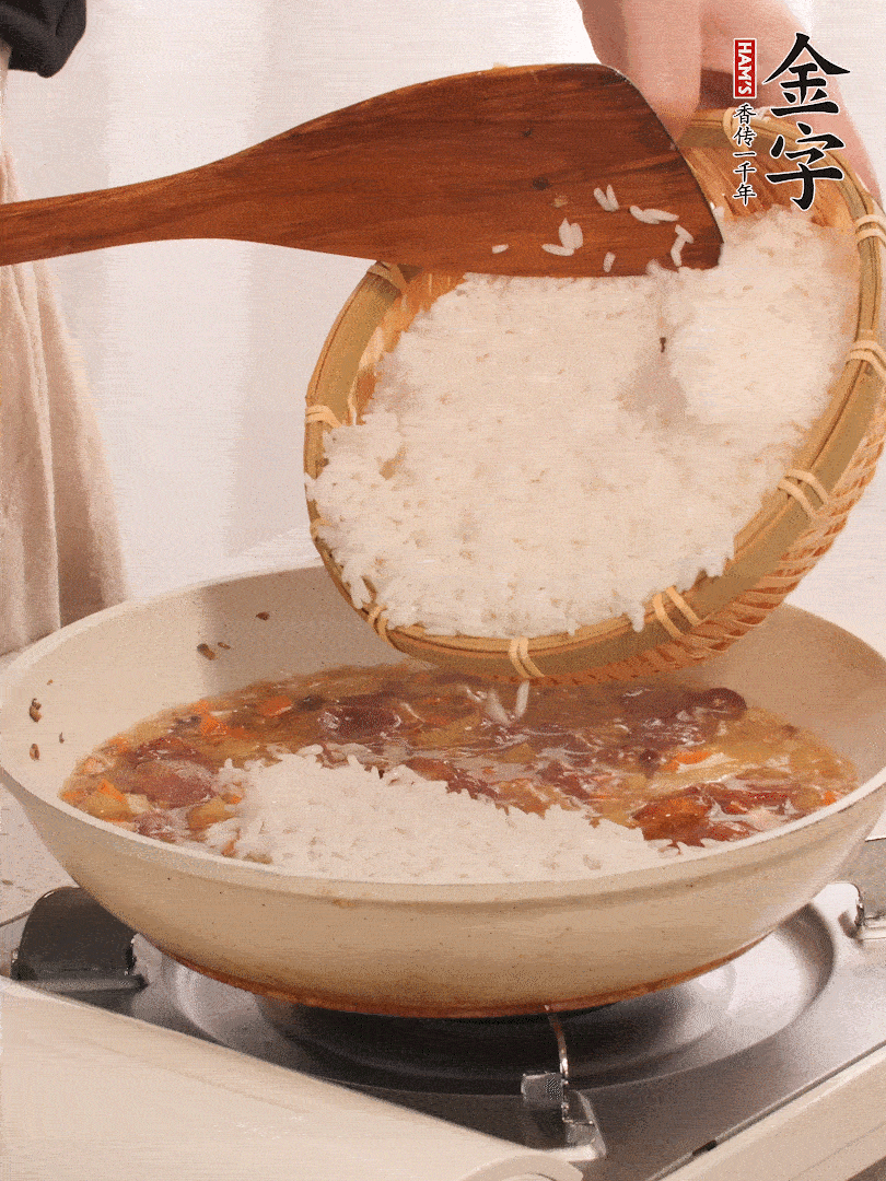 熱鍋燒油，香腸煸出油，加姜片去腥，加土豆、胡蘿卜、香菇翻炒到半熟，隨后加豆角、2小勺鹽、1大勺生抽，煸炒均勻。