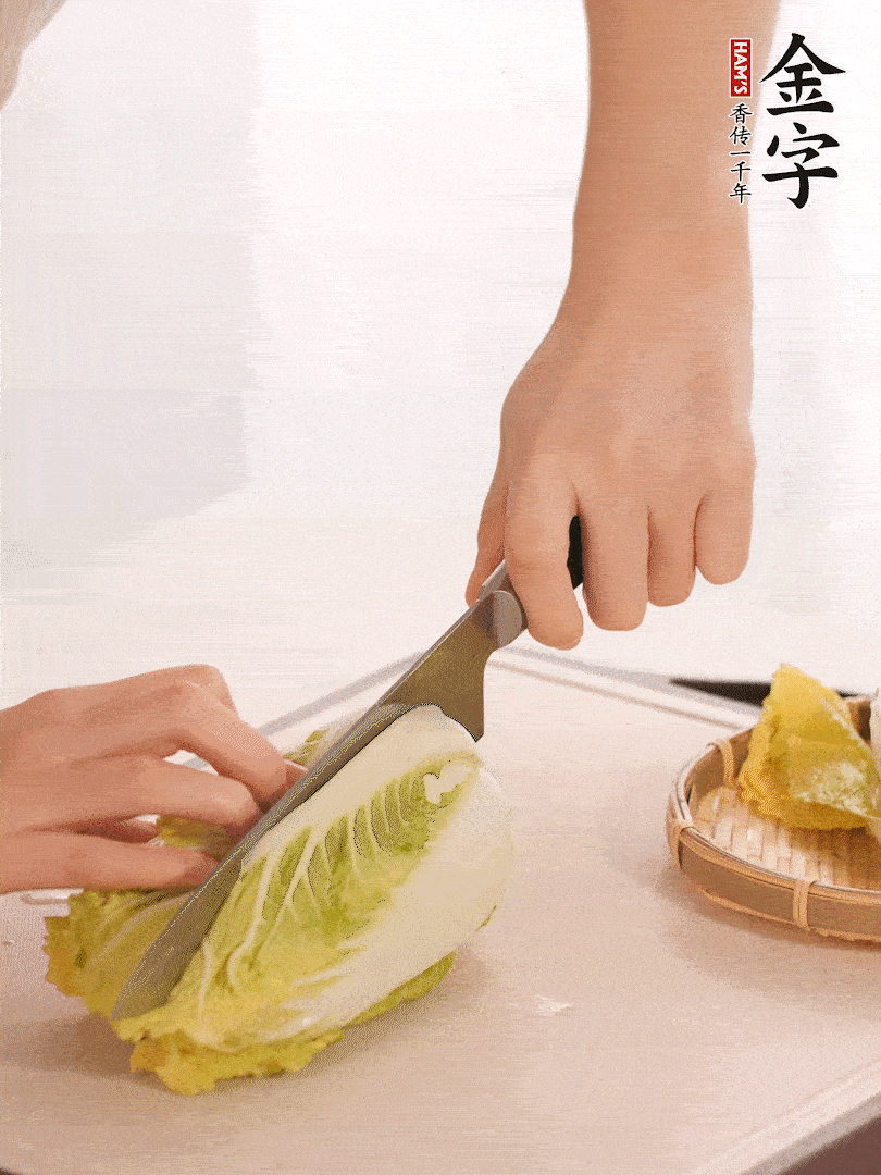 生姜切末，白菜改刀成成塊。