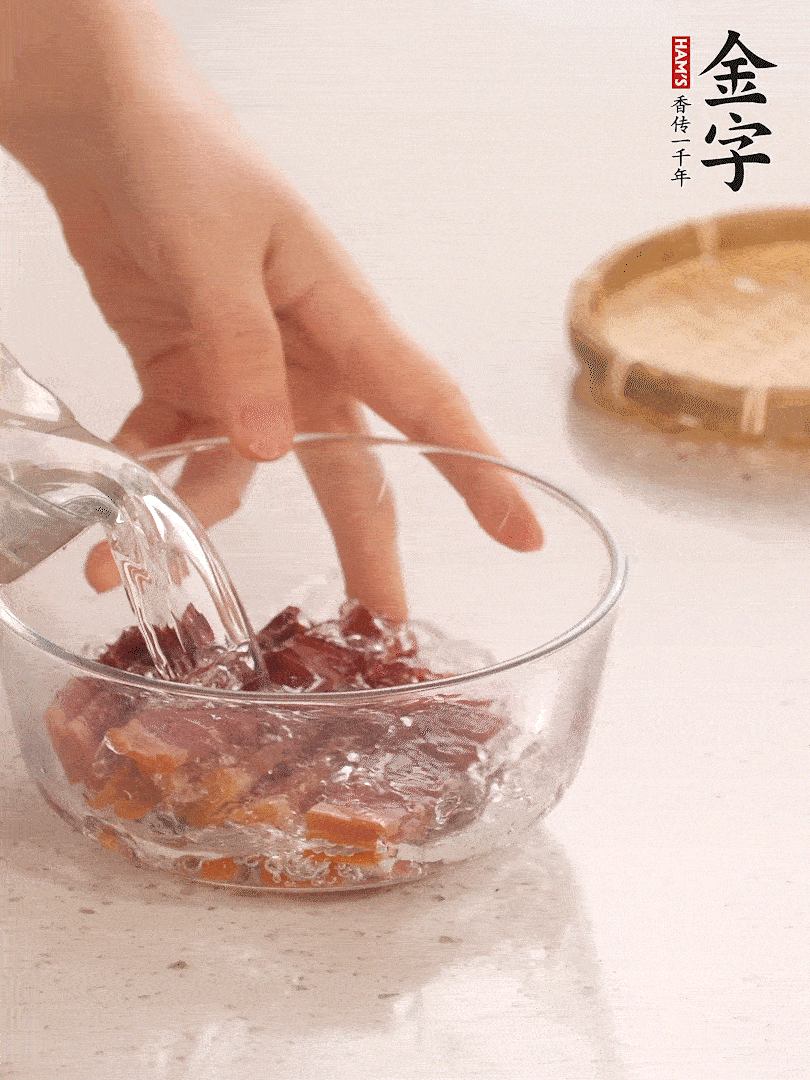 金字火腿切片，溫水泡5分鐘。