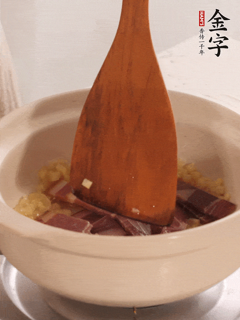 加熱水，加入白菜蓋上蓋子煨煮3分鐘。