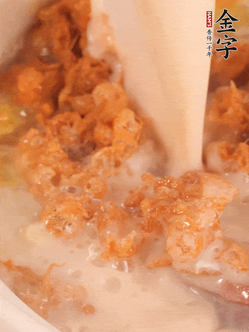 加入蛋酥再煨煮2分鐘，加入豆?jié){。