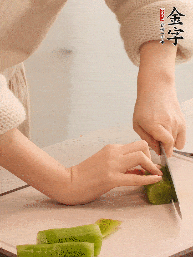萵筍和白蘿卜用擦絲器擦成細(xì)絲。