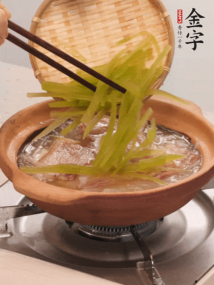 倒入熱水煮開后，轉(zhuǎn)小火燉煮10分鐘，呈奶白色湯底。