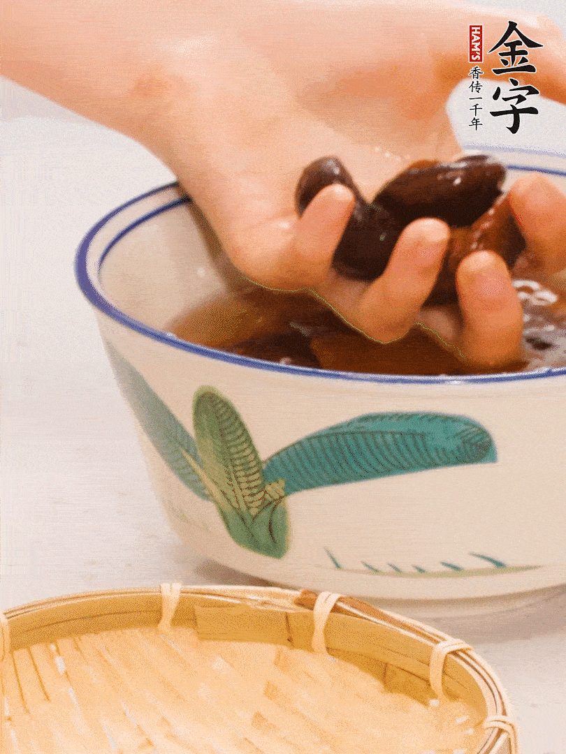 干香菇提前泡發(fā)切片，泡香菇水留著備用。