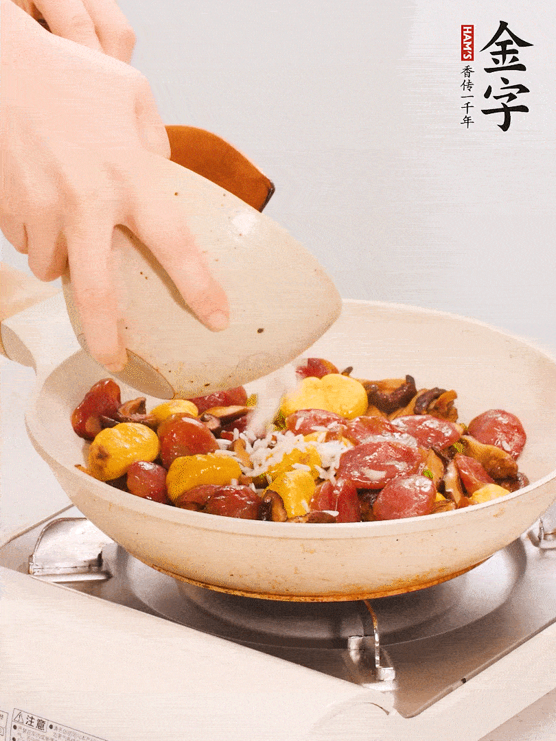 把米淘洗干凈，放入切好的香菇、板栗、毛豆。