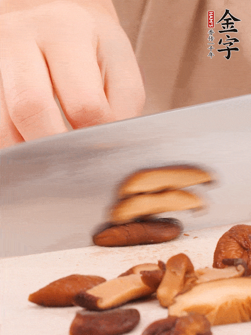 干香菇泡發(fā)，切成小塊。