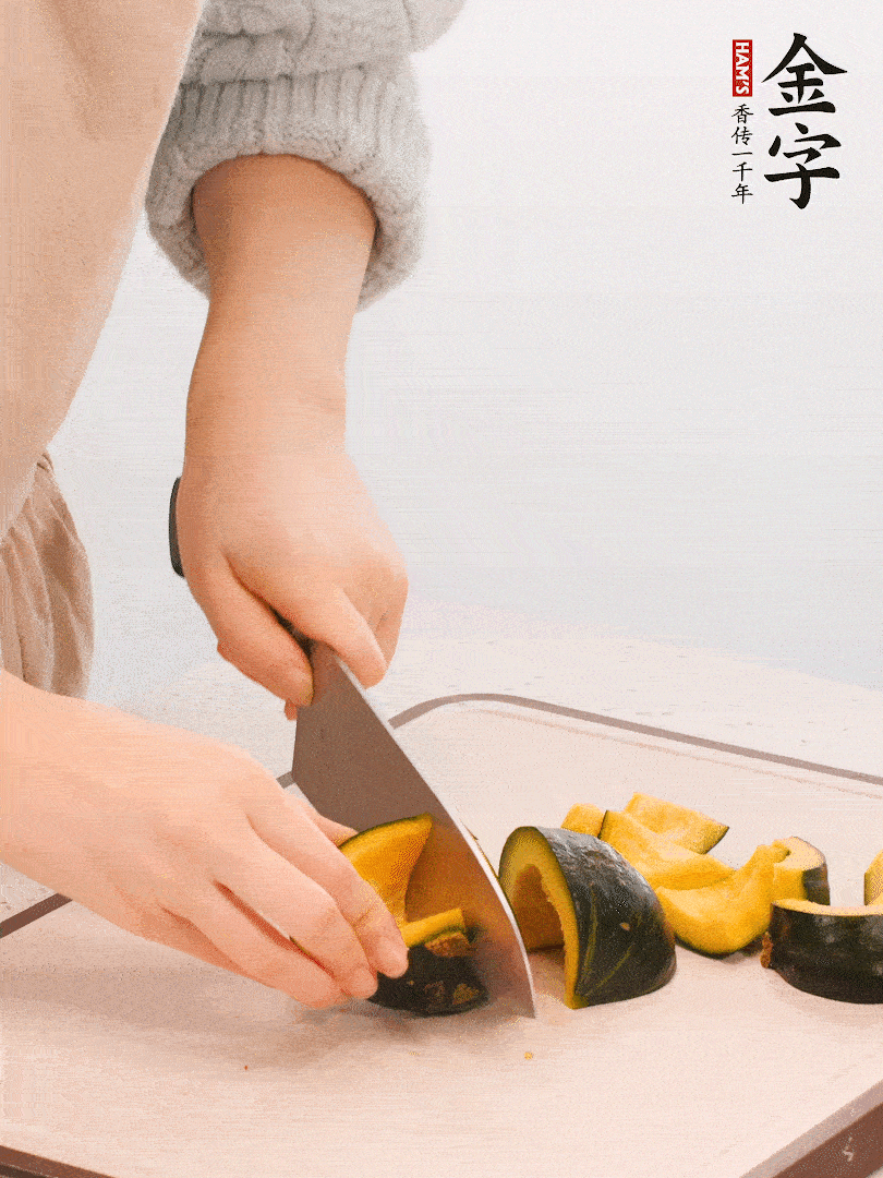 貝貝南瓜切小塊，生姜切成姜絲。