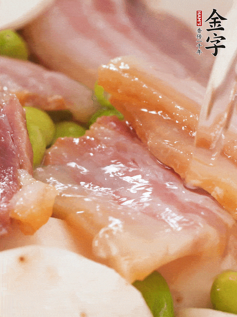 倒入芋艿、熟毛豆，翻炒均勻，加1小碗水煮開