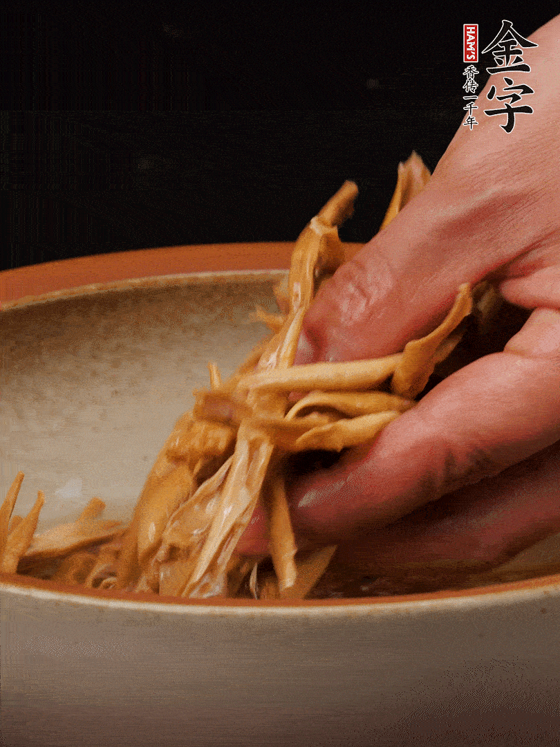 農(nóng)家土筍尖提前泡軟，用刀劃成細(xì)絲，這樣會(huì)更加入味。