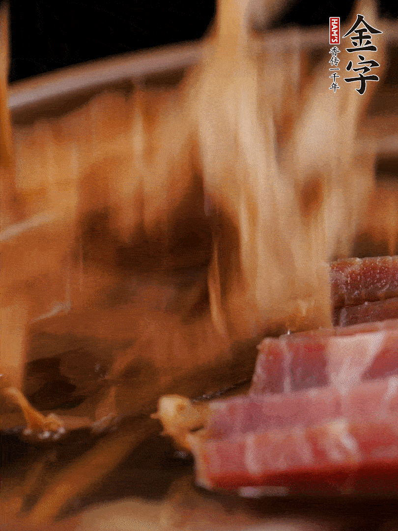 大筒骨、金字火腿、姜片、黃酒一起放入砂鍋，加筍干燉煮40分鐘。（如果家里有高壓鍋，用高壓鍋把高湯壓出來(lái)更鮮濃。）