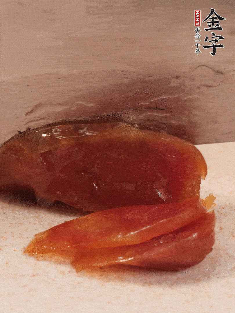 臘腸煮熟后，切薄片