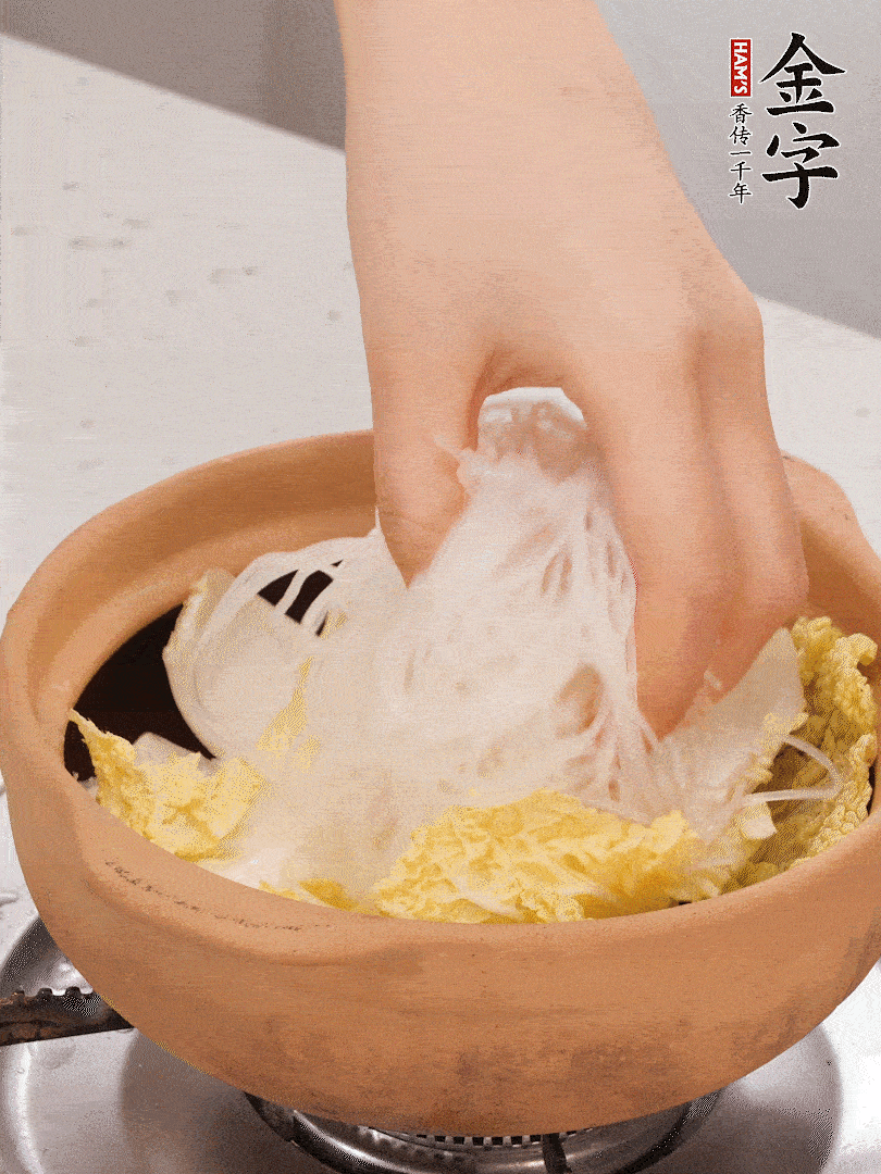 放入提前泡軟的粉絲，蓋上蒜蓉醬汁