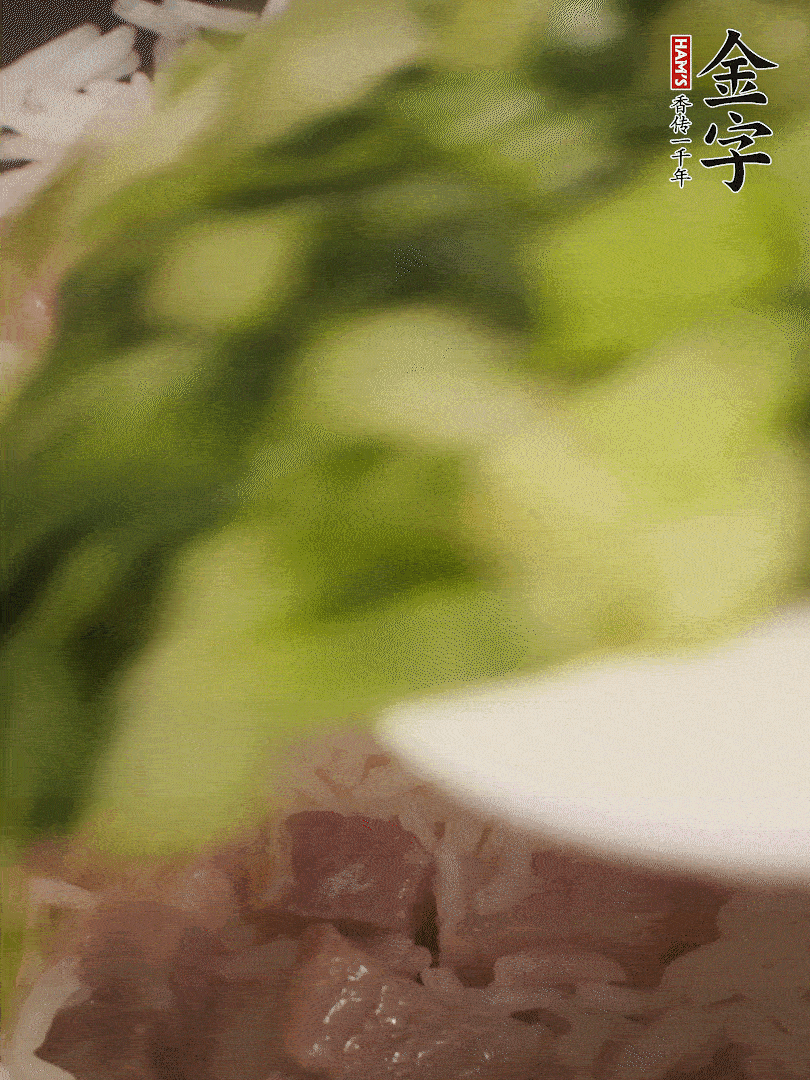 將燜煮好的米飯，倒入炒熟的蔬菜中，翻炒均勻鍆繼續(xù)燜煮5分鐘