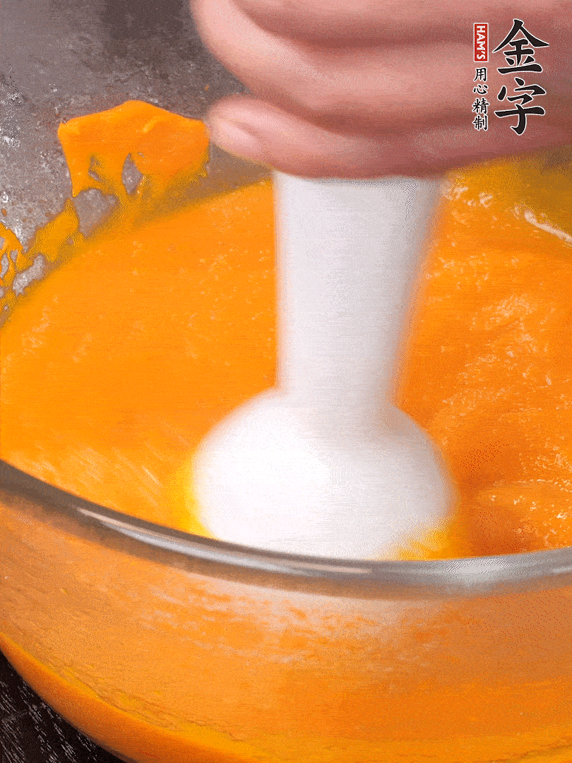300g南瓜，去皮去瓤切滾刀塊，大火蒸8分鐘，料理機(jī)打成泥，篩網(wǎng)過篩成泥