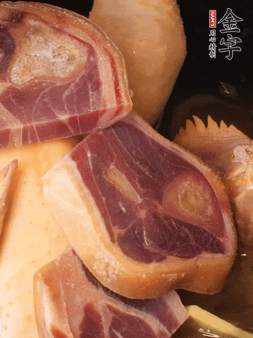 火踵、老母雞加蔥、姜、料酒、清水，大火燒開后轉(zhuǎn)小火，燉1小時(shí)