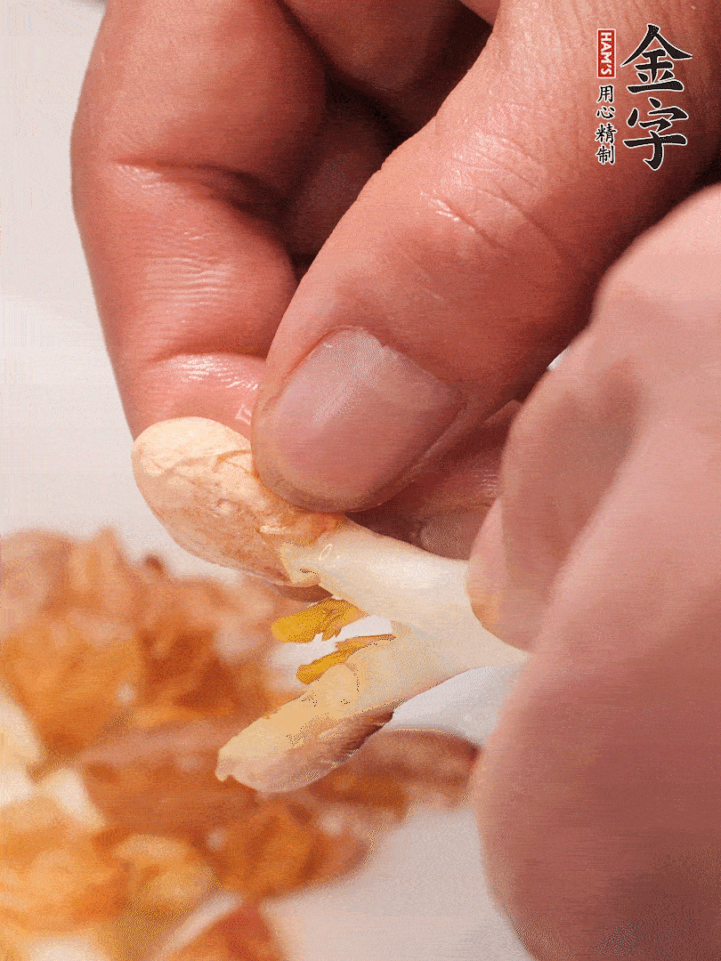 花生芽切段。開水焯水1分鐘，去掉頂部的花生皮