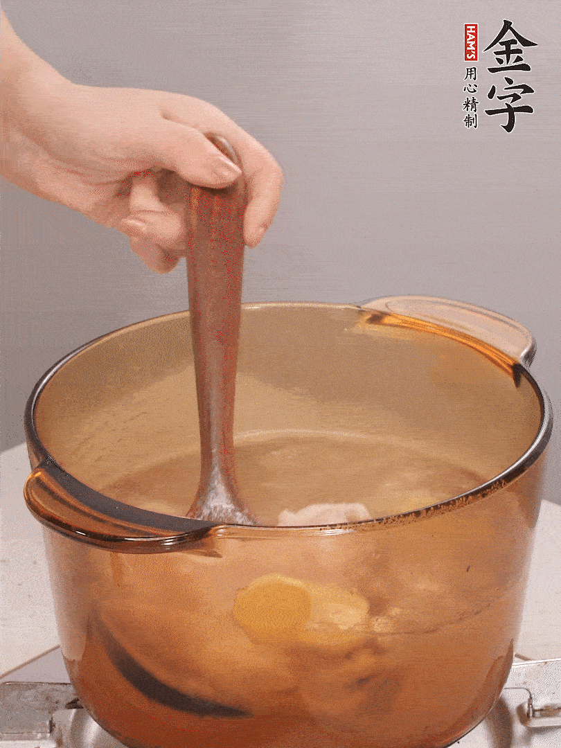 鴨腿冷水下鍋，加姜片、料酒焯水
