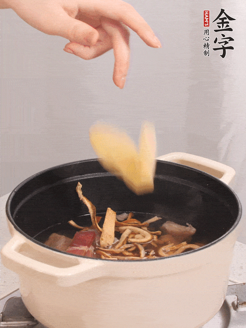 鍋中放牛腩、火腿，然后放入比食材多3倍的水；再放橘子皮、姜片、白胡椒粒燉煮90分鐘